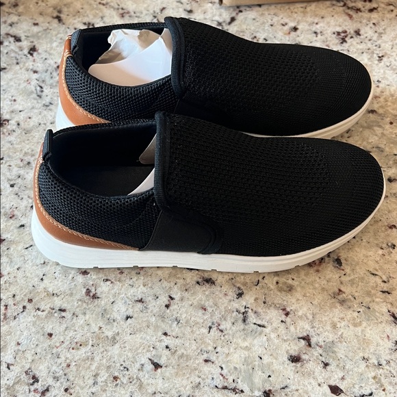 New - Steve Madden Boys Mesh Slip On Sneakers in Black - Picture 2 of 6